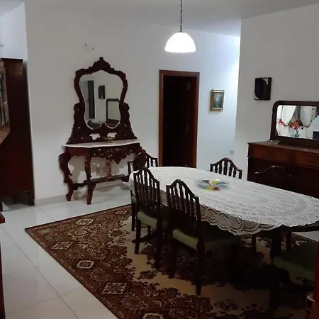 Oak Flat 16 Apartment *