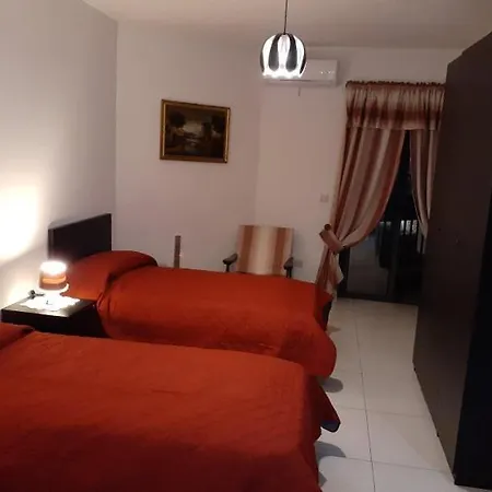 Oak Flat 16 Apartment *